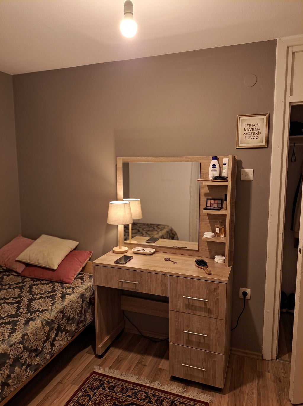 Coiffeuse avec Miroir LED et Espace Chaise (Blanc, Beige) | كوافوز